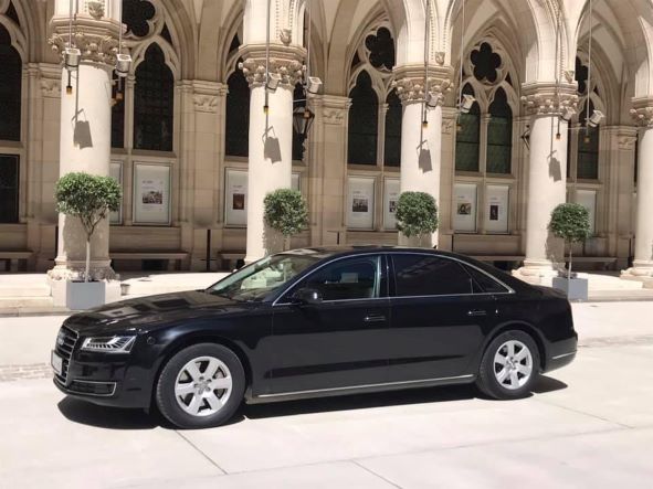 Audi A8L Rathaus01